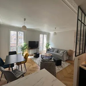 Apartmán De, Paříž
